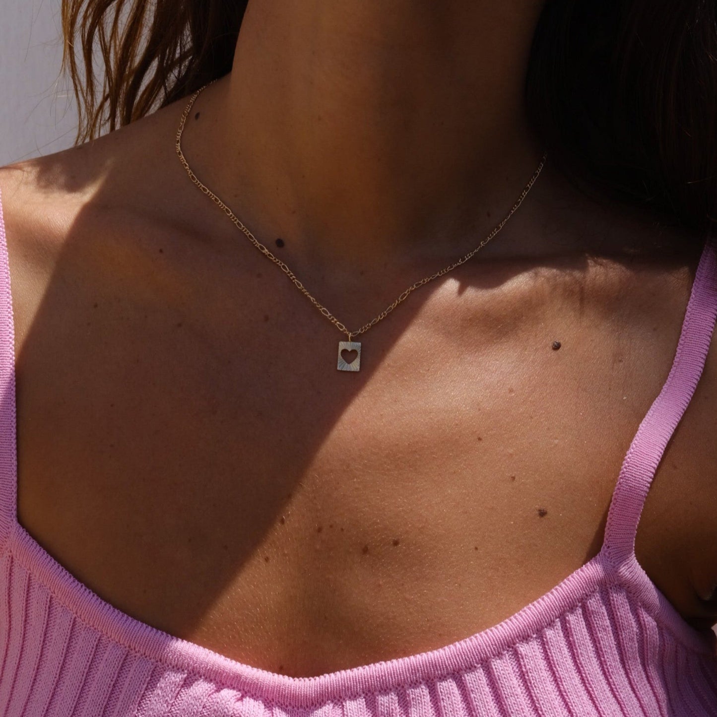 Goldene Halskette mit Herzkarte