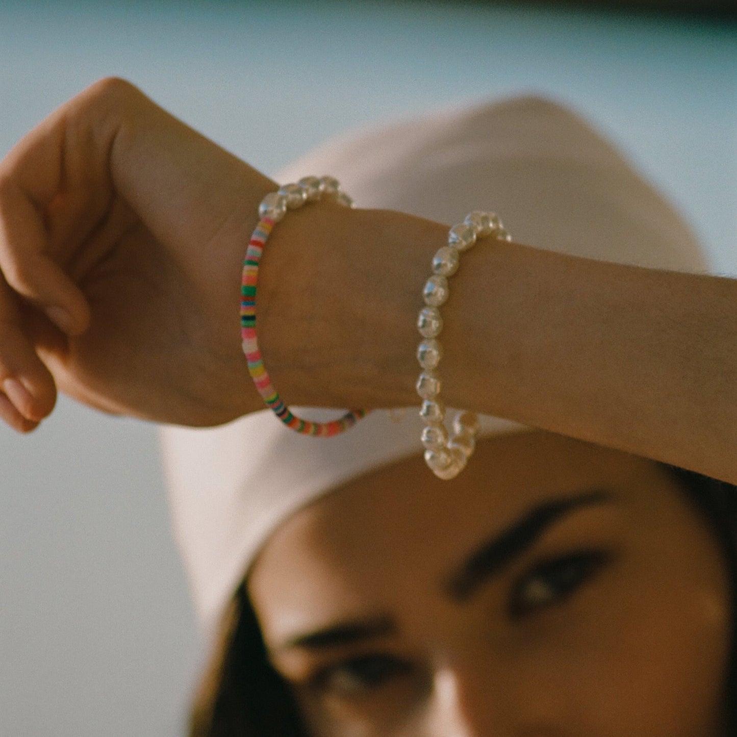 Halbperlen-Armband mit halben bunten Perlen